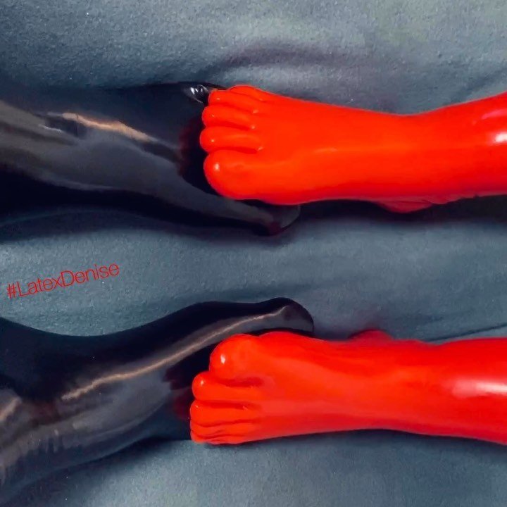 Latex Geschichte - Die roten Latex Zehen Socken
