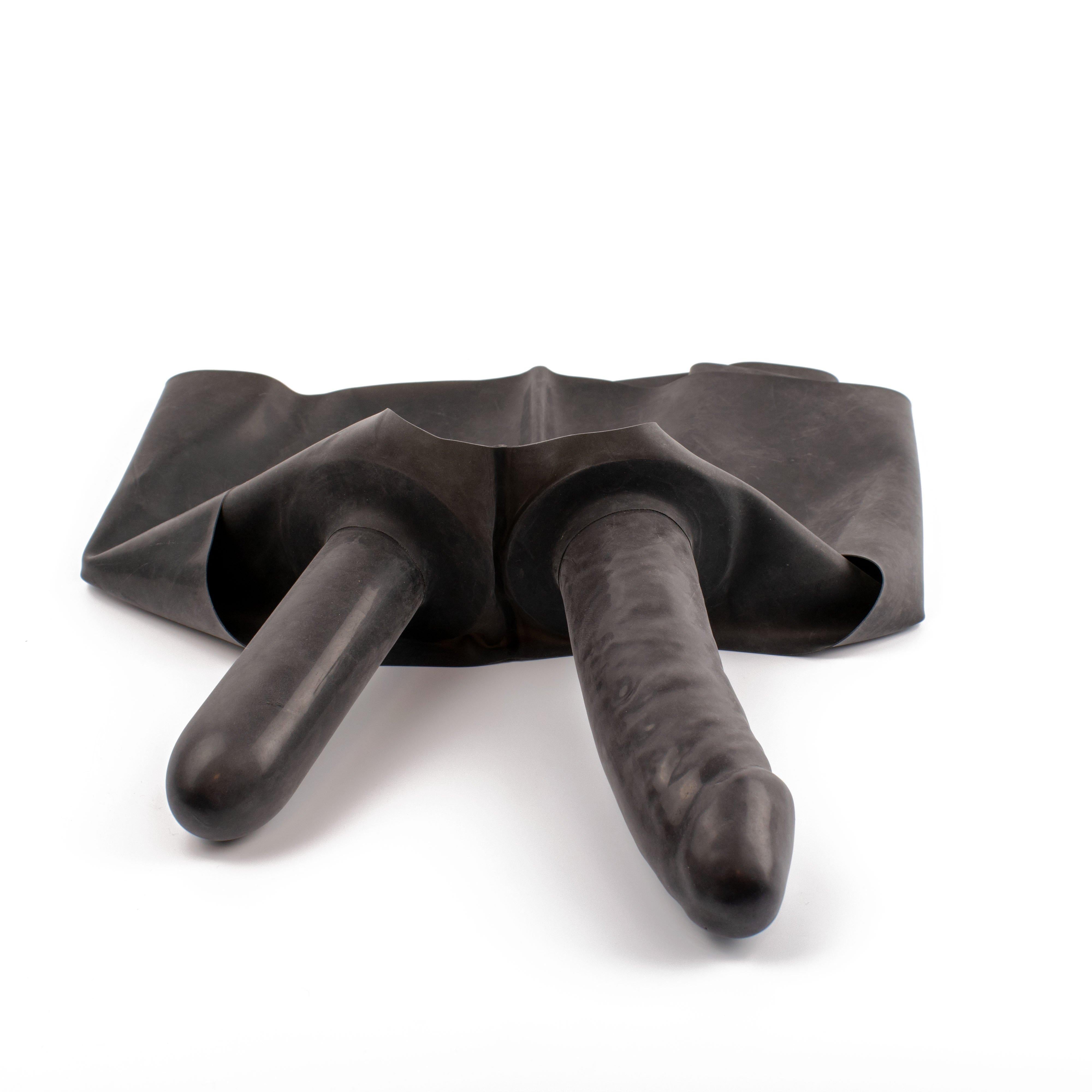 Rubberfashion Latex Hotpants - sexy Rubber Slip - Mini Latex Slip mit Anal-Kondom und Vaginal-Dildo - Latex Dessous Damen