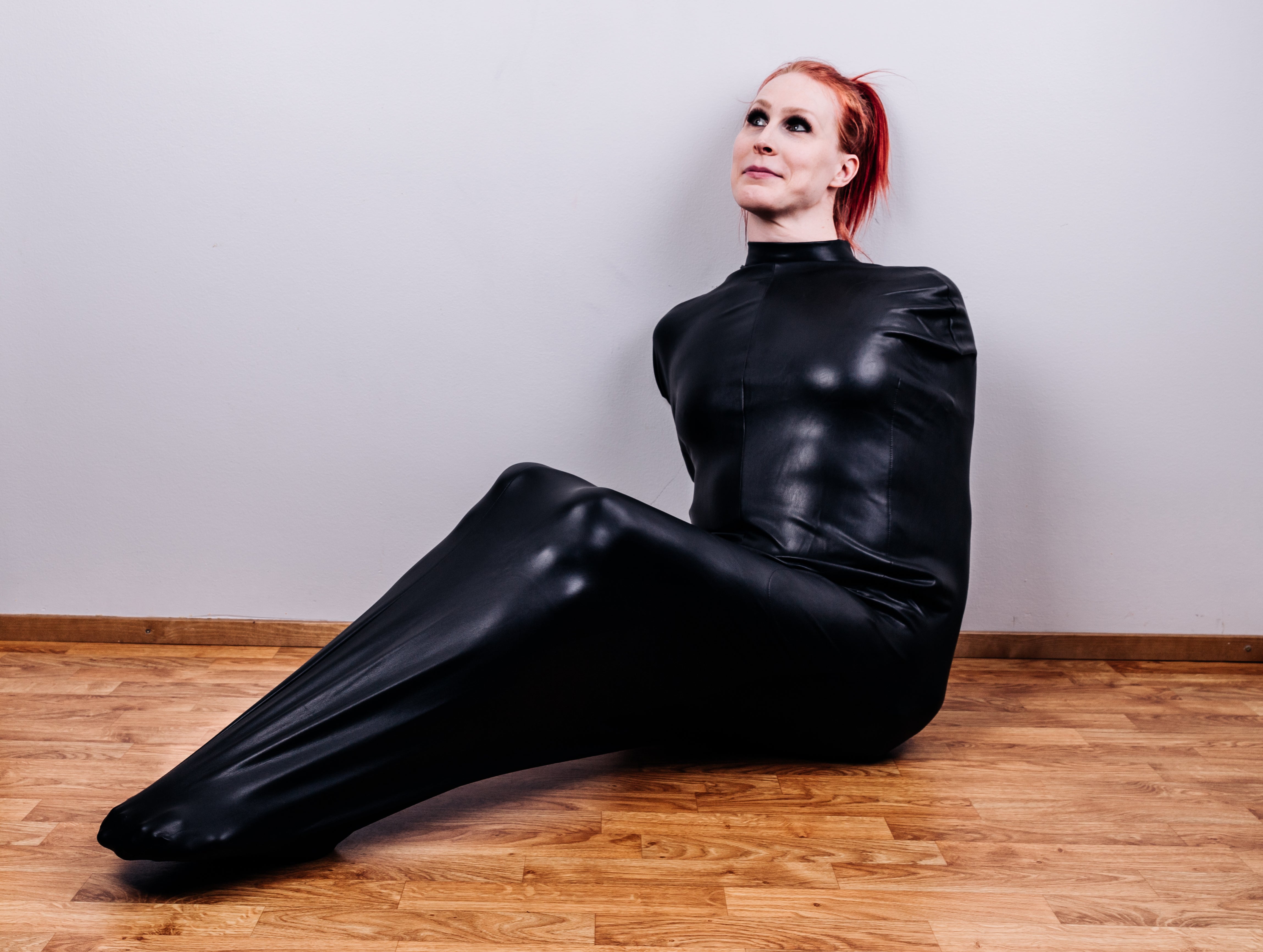 Rubberfashion glänzender Bondagesack Extrem Schlafsack - Glanz Bondage Bodybag Schlaf Sack mit Maske und Innenarmen Fesselsack Saunasack für Herren und Damen